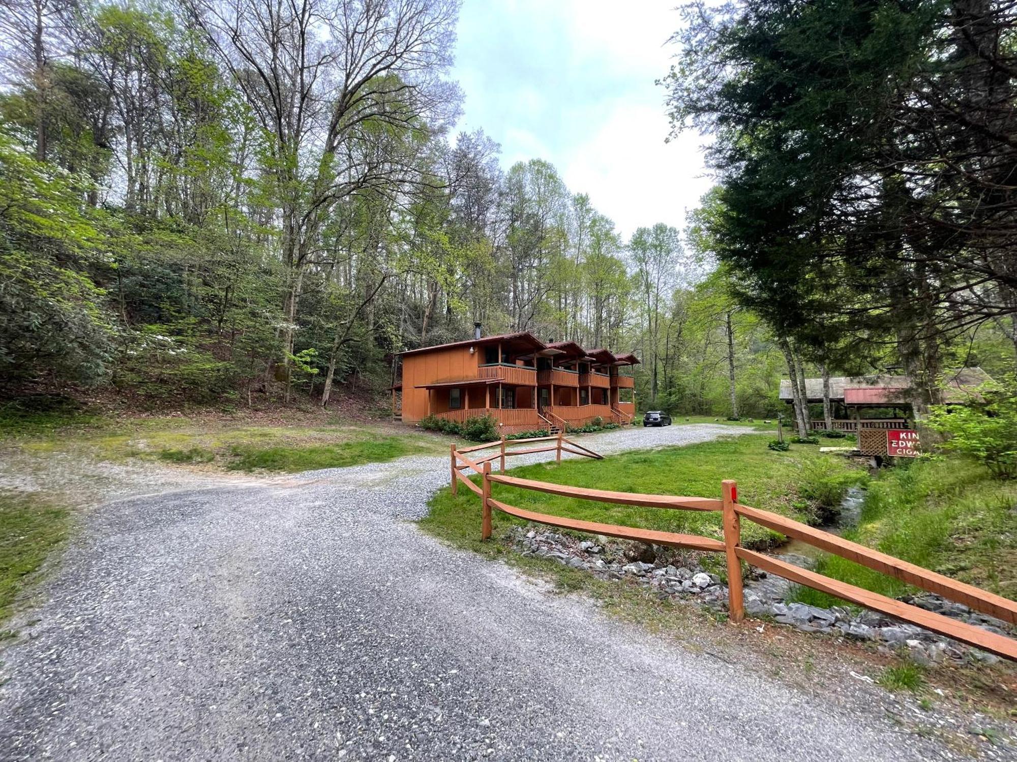 Amazing Cabin Fireplace And Stream #11 Helen Exterior photo