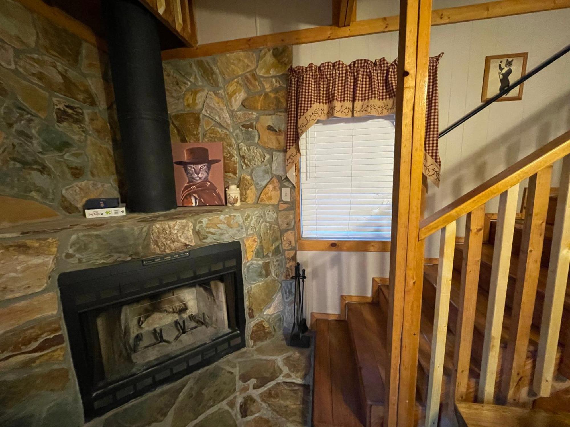 Amazing Cabin Fireplace And Stream #11 Helen Exterior photo